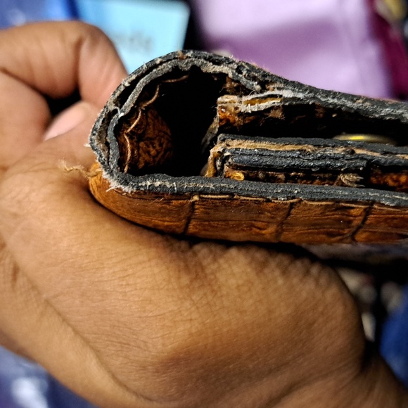 COPY - Brown gator skin clutch with gold handle - Picture 6 of 6